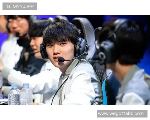 RNG在高校联赛中的团队协作表现分析与点评